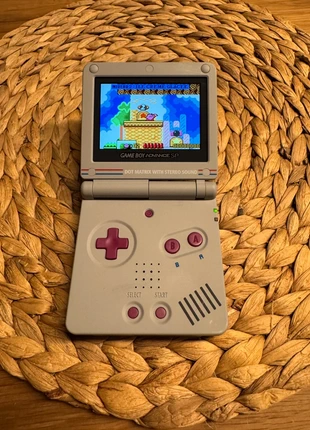 Game Boy Advance SP (Game Boy Theme Shell) with IPS Screen + Charger, merk: Nintendo, staat: Nieuw zonder prijskaartje, € 175,00, € 184,45 inclusief Kopersbescherming