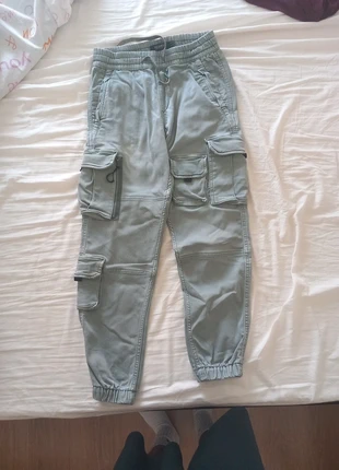 Calças cargo verdes Pull&Bear tamanho XS, marca: Pull & Bear, estado: Bom, tamanho: XS, €6.00, €7.00 inclui Proteção do Comprador