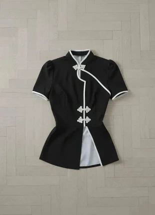 Haut noir à manches courtes style asiatique avec broderies florales, marque: hilamos, état: Très bon état, taille: M / 38 / 10, 32,90 €, 35,25 € Protection acheteurs incluse