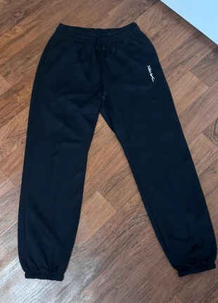 Schwarze Nike Jogginghose 🖤, merk: Nike, staat: Nieuw zonder prijskaartje, maat: S, € 35,00, € 37,45 inclusief Kopersbescherming