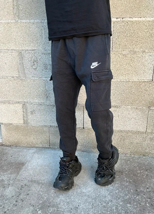 Nike Jogging S Noir Moderne Cargo Logo Brodé, marque: Nike, état: Très bon état, taille: S, 15,00 €, 16,45 € Protection acheteurs (Pro) incluse