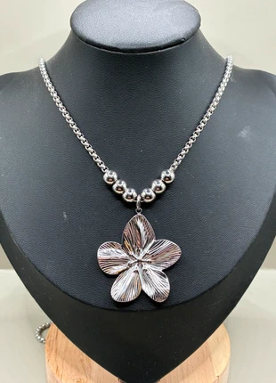 Collier sautoir en acier inoxydable – Pendentif fleur argentée, marque: La boutique d’Elolo, état: Très bon état, 13,00 €, 14,35 € Protection acheteurs (Pro) incluse