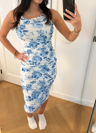 White and blue floral dress, condizioni: Nuovo senza cartellino, taglia: S / IT 40 / EU 36, €12.00, €13.30 include la Protezione acquisti