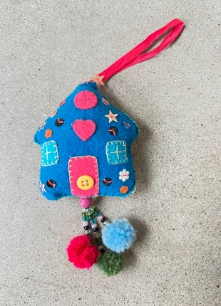 Vilten huisje (handgemaakt, met pompons) - 10cm, staat: Heel goed, € 4,50, € 5,43 inclusief Kopersbescherming