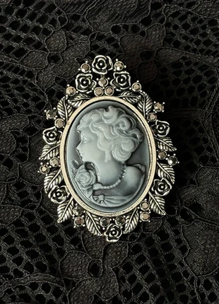 Belle broche vintage argentée |camée femme époque édouardienne gris/bleuté entouré de roses en métal, marke: Vintage Dressing, zustand: Sehr gut, 12,00 €, 13,30 € inklusive Vinted-Käuferschutz
