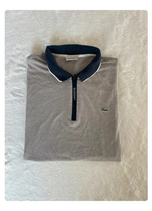 Polo logo brodé Lacoste / Gris avec col bleu marine / Taille L Homme, marque: Lacoste, état: Très bon état, taille: L, 20,00 €, 21,70 € Protection acheteurs incluse