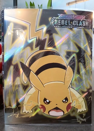 Très joli classeur collection Pokemon Pikachu attaque éclair, brand: Pokémon, condizioni: Ottime, €10.00, €11.20 include la Protezione acquisti