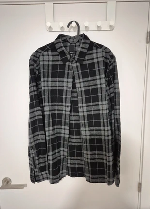 Camisa H&M gris y negra, brand: H&M, condizioni: Ottime, taglia: M, €5.00, €5.95 include la Protezione acquisti