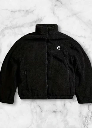 Veste polaire noire zippée à logo brodé blanc, taille M, style streetwear Y2K cosy et minimaliste, marke: y2k, zustand: Sehr gut, größe: M, 50,00 €, 53,20 € beinhaltet Vinted-Käuferschutz Pro