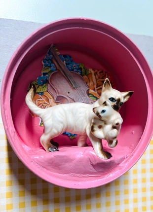 Porcelein Siamees met kitten in sardine tin, marque: handmade by me, état: Neuf sans étiquette, 10,00 €, 11,20 € Protection acheteurs incluse