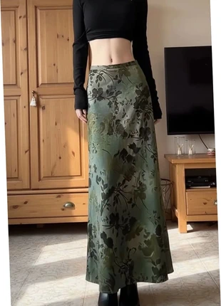 Jupe longue satinée verte à fleurs – coupe fluide élégante, état: Très bon état, taille: M / 38 / 10, 39,90 €, 42,60 € Protection acheteurs (Pro) incluse