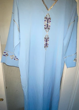 Abaya / Djellaba bleu clair élégante – Broderies dorées et violettes – Taille XL 🌸, marque: Fashion, état: Neuf sans étiquette, taille: XL / 42 / 14, 18,00 €, 19,60 € Protection acheteurs incluse