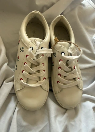 Baskets blanches Cyrillus avec une petite ’éraflure pointure 32, marque: Cyrillus, état: Neuf avec étiquette, taille: 32, 14,00 €, 15,40 € Protection acheteurs incluse