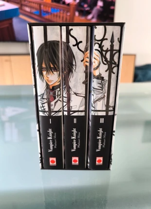 Coffret manga Vampire Knight – Tomes + planche stickers – Très bon état, condition: Like new, €25.00, €26.95 includes Buyer Protection