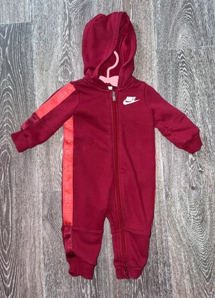 Combinaison bordeaux NIKE 6 mois, brand: Nike, condizioni: Ottime, taglia: 6-9 mesi / 68 cm, €7.99, €9.09 include la Protezione acquisti
