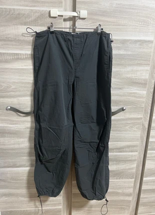 Dark grey parachute pant from Stradivarius, marca: Stradivarius, estado: Muito bom, tamanho: M, €15.00, €16.45 inclui Proteção do Comprador