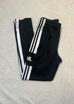 Jogging Adidas noir 11-12 ans, merk: adidas, staat: Heel goed, maat: 10 jaar / 140 cm, € 10,00, € 11,20 inclusief Kopersbescherming