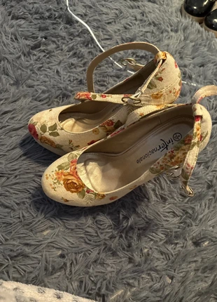 Floral print heels, brand: Internacionale, condition: Good, size: 4, £2.00, £2.80 includes Buyer Protection