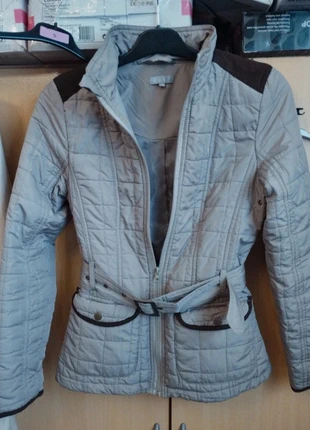 Veste matelassée beige avec empiècement suédine marron, aeration aisselle +ceinture, brand: BnK, condizioni: Ottime, taglia: S / IT 40 / EU 36, €15.00, €16.45 include la Protezione acquisti