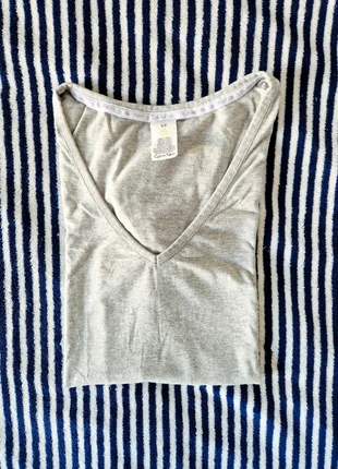 T-shirt col V gris clair marque Calvin Klein femme taille S – basique chic et confortable., brand: Vintage Dressing, condition: Very good, size: S / 36 / 8, €12.00, €13.30 includes Buyer Protection