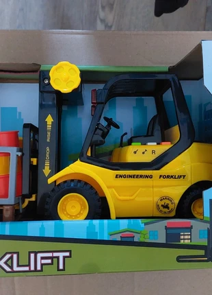 Heftruck auto, staat: Nieuw met prijskaartje, maat: 4 jaar / 104 cm, € 4,95, € 5,90 inclusief Kopersbescherming