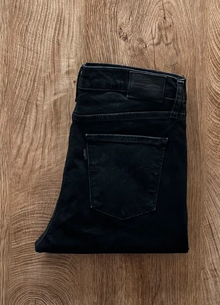 Jean/pantalon noir Levi's 720 High Rise Skinny, femme, taille : W 30 L 34 (40 taille française), merk: Levi's, staat: Heel goed, maat: L / 40 / 12, € 24,90, € 26,85 inclusief Kopersbescherming Pro
