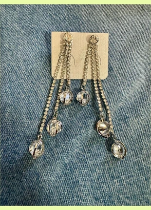 Pendientes plateados con piedras strass 🦋, marque: Strass, état: Très bon état, 16,00 €, 17,50 € Protection acheteurs incluse