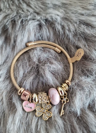 Goudkleurige armband met bedels, staat: Nieuw zonder prijskaartje, € 6,50, € 7,53 inclusief Kopersbescherming