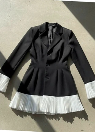 Ensemble blazer noir à plissés blancs avec mini jupe, brand: Noiré, condizioni: Ottime, taglia: M / IT 42 / EU 38, €74.99, €79.44 include la Protezione acquisti