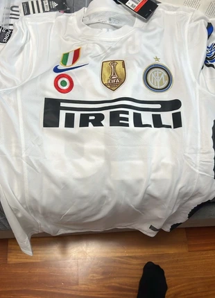 Maglia Chivu Inter 2009-10 triplete tutte le patch, brand: Inter, condizioni: Nuovo con cartellino, taglia: M, €100.00, €105.70 include la Protezione acquisti