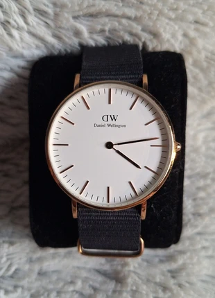 Montre Daniel Wellingtion à quartz dorée bracelet en nylon noir, marque: Daniel Wellington, état: Très bon état, taille: 30–38 mm, 25,00 €, 26,95 € Protection acheteurs incluse
