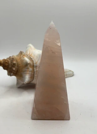 Rozekwarts obelisk met regenboog, marque: Mineralogie, état: Neuf sans étiquette, 22,00 €, 23,80 € Protection acheteurs (Pro) incluse