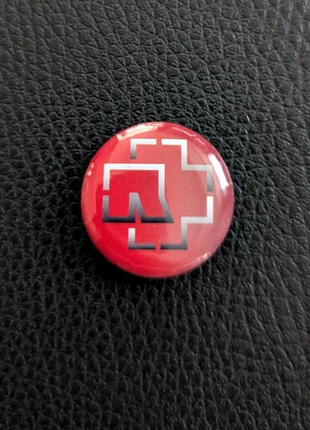 Rammstein button – rood met zilverkleurig logo – 25mm, marca: Rammstein, estado: Novo sem etiquetas, €1.50, €2.28 inclui Proteção do Comprador