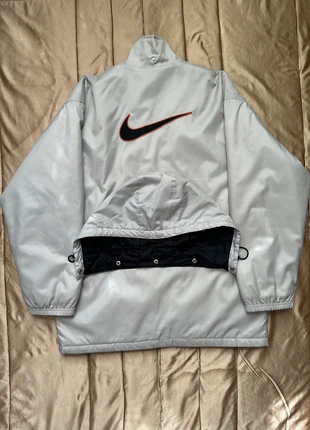 Vintage Nike Silver Hooded Windbreaker Jacket with Swoosh Logo, marke: Nike, zustand: Sehr gut, größe: S, 55,00 €, 58,45 € inklusive Vinted-Käuferschutz