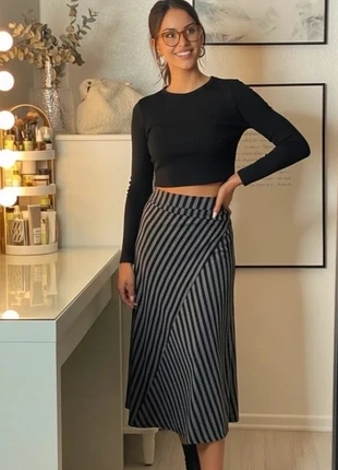 Jupe midi rayée noir & gris, coupe oblique élégante, style rétro chic. taille M, brand: kellia, condition: Very good, size: M / 38 / 10, €55.00, €58.45 includes Buyer Protection Pro