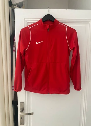 2 vestes Nike et adidas et maillot réal Madrid, marque: Nike, état: Très bon état, taille: 12 ans / 152 cm, 20,00 €, 21,70 € Protection acheteurs incluse