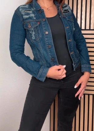 Veste en jean destroy Levi's Taille S | Bleu logo rouge, marque: Levi's, état: Très bon état, taille: S / 36 / 8, 18,00 €, 19,60 € Protection acheteurs (Pro) incluse