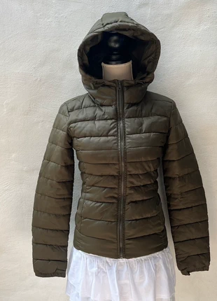Only Puffer Jacket – Green Khaki, XS with Drawstrings, merk: ONLY, staat: Heel goed, maat: XS / 34 / 6, € 6,99, € 8,04 inclusief Kopersbescherming