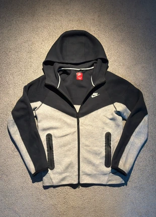gilet nike tech gris et noir, marque: Nike, état: Très bon état, taille: S, 65,00 €, 68,95 € Protection acheteurs incluse