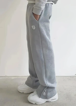 Jogging Y2K gris logo brodé neuf Taille M neuf, marque: y2k, état: Neuf sans étiquette, taille: M, 35,00 €, 37,45 € Protection acheteurs incluse