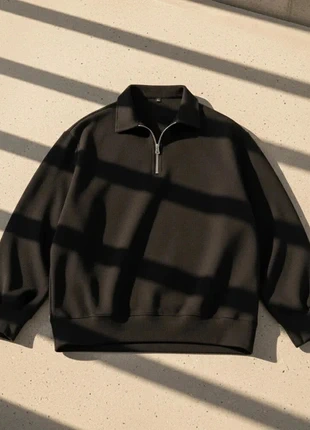 Pull noir zip / minimaliste / clean / casual / comfy / basic, marque: Royal Crest Studio., état: Très bon état, taille: M, 69,90 €, 74,10 € Protection acheteurs incluse