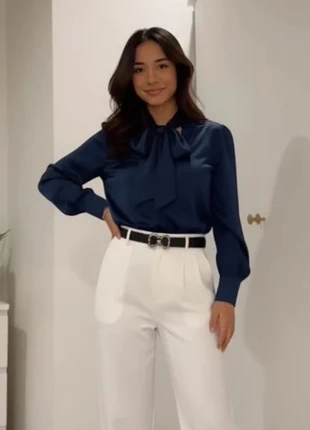 Blouse satinée bleu marine à nœud, élégante et fluide, col lavallière. Taille M, marca: Vintage Dressing, estado: Muito bom, tamanho: M / 38 / 10, €42.90, €45.75 inclui Proteção do Comprador