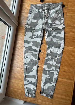 Camo Cargo Joggerhose – Multi-Pocket – XS/S, marke: Sonstiges, zustand: Sehr gut, größe: S / 36 / 8, 12,00 €, 12,80 € inklusive Vinted-Käuferschutz
