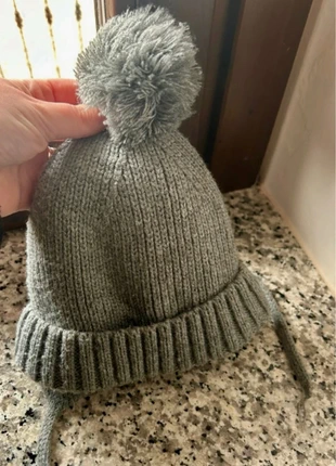 Cappellino grigio Zara 2/4 anni con pon pon, marque: Zara, état: Très bon état, taille: 2-3 ans, 51 cm, 4,00 €, 4,90 € Protection acheteurs incluse