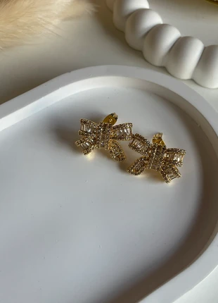 Orecchini fiocco prezioso, in acciaio, pietre, zirconi, colore oro, brand: INOX, condizioni: Nuovo senza cartellino, €7.00, €8.05 include la Protezione acquisti