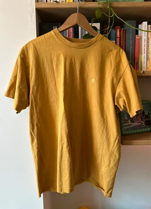 Carhartt WIP T-shirt – okergeel (embroidered logo), merk: Carhartt, staat: Heel goed, maat: L, € 20,00, € 21,70 inclusief Kopersbescherming