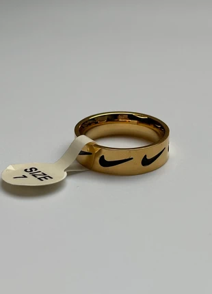 Gold Swoosh Ring, merk: Stainless steel, staat: Nieuw met prijskaartje, maat: 54.3 mm / 17.3 mm Ø, € 10,00, € 11,20 inclusief Kopersbescherming