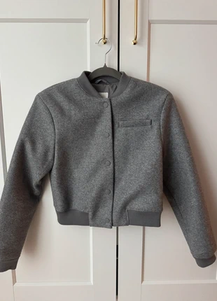 H&M Cropped Bomber Jacket | Grau | Minimalistischer College-Style, merk: H&M, staat: Heel goed, maat: XS / 34 / 6, € 10,00, € 11,20 inclusief Kopersbescherming