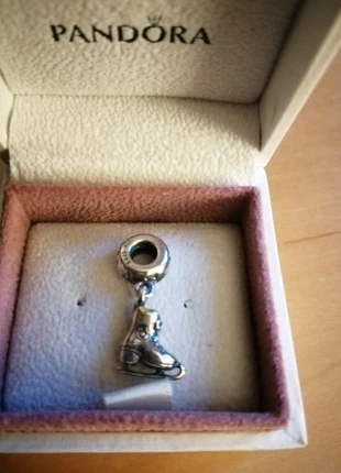 Breloque Patin à glace, marque: Pandora, état: Très bon état, 10,00 €, 11,20 € Protection acheteurs incluse