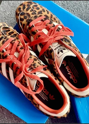 Coleção de Decorações e Presentes de Natal da Adidas, marque: adidas, état: Neuf avec étiquette, taille: 38.5, 45,00 €, 47,95 € Protection acheteurs incluse